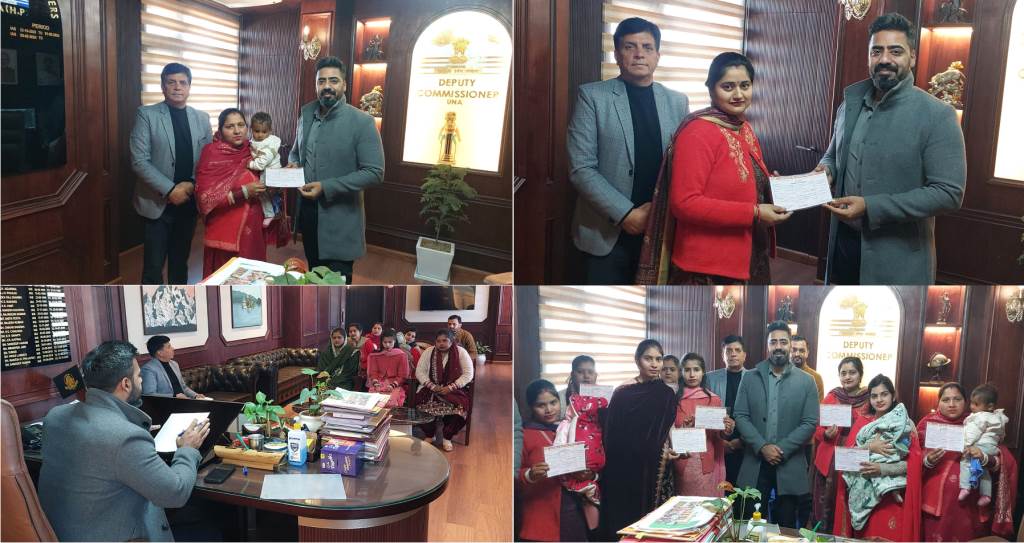 DC provides Rs 60000 fixed deposits to 10 beneficiaries under Chief Minister SukhAshray Yojana